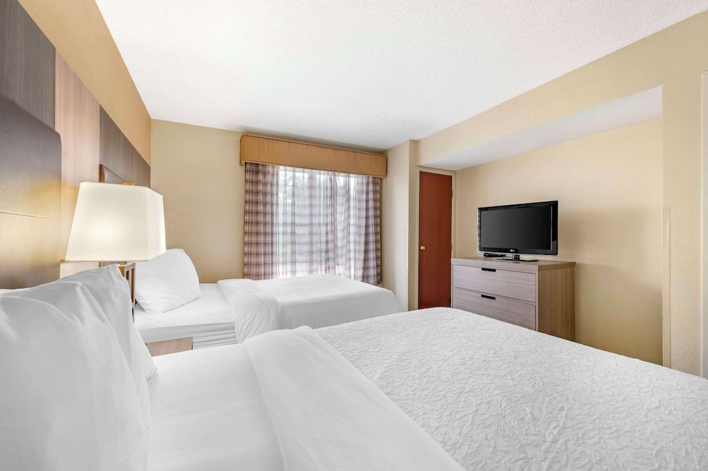 SUITE, 2 DOUBLE BEDS