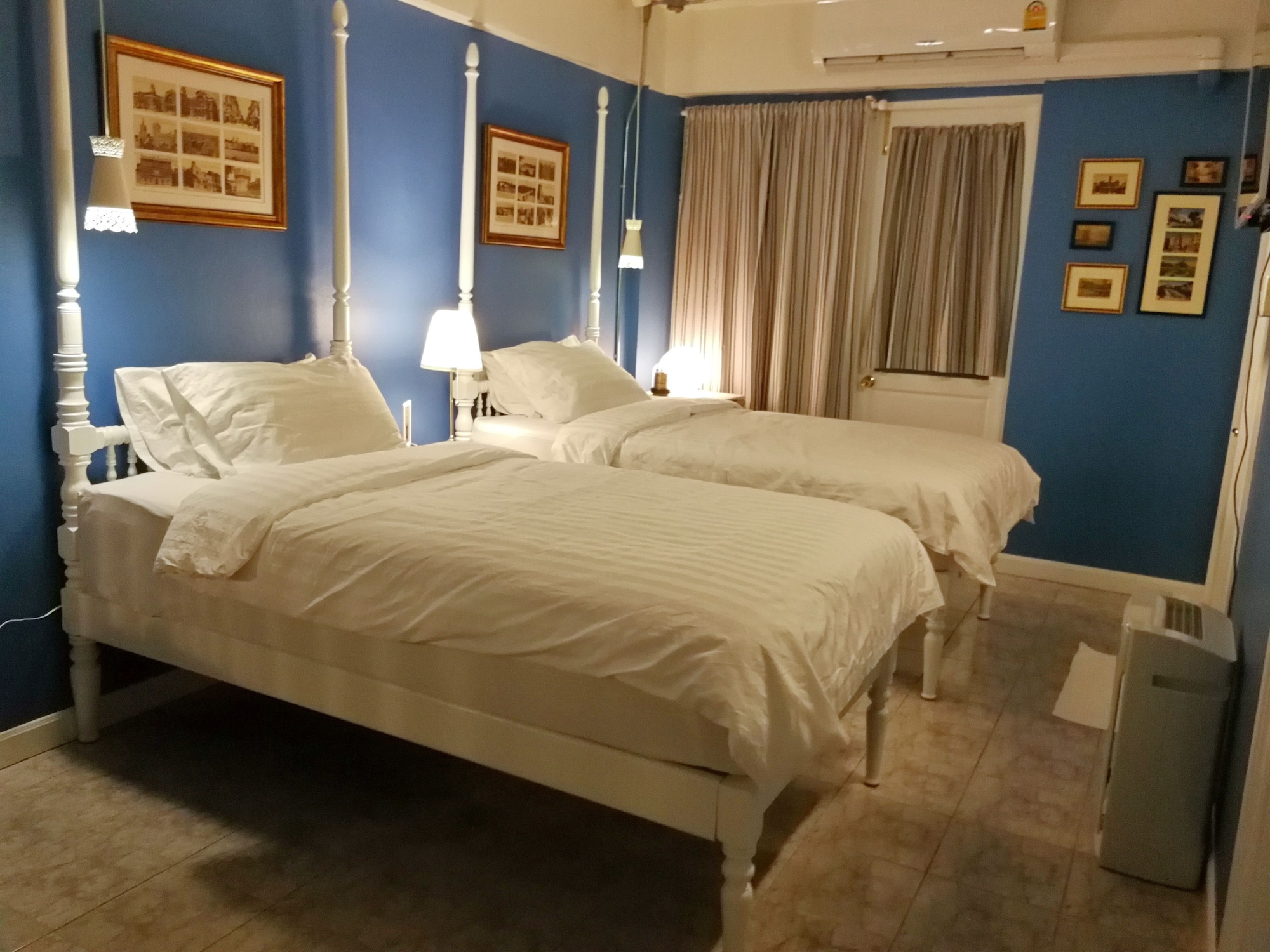 DELUXE, DOUBLE OR TWIN BED