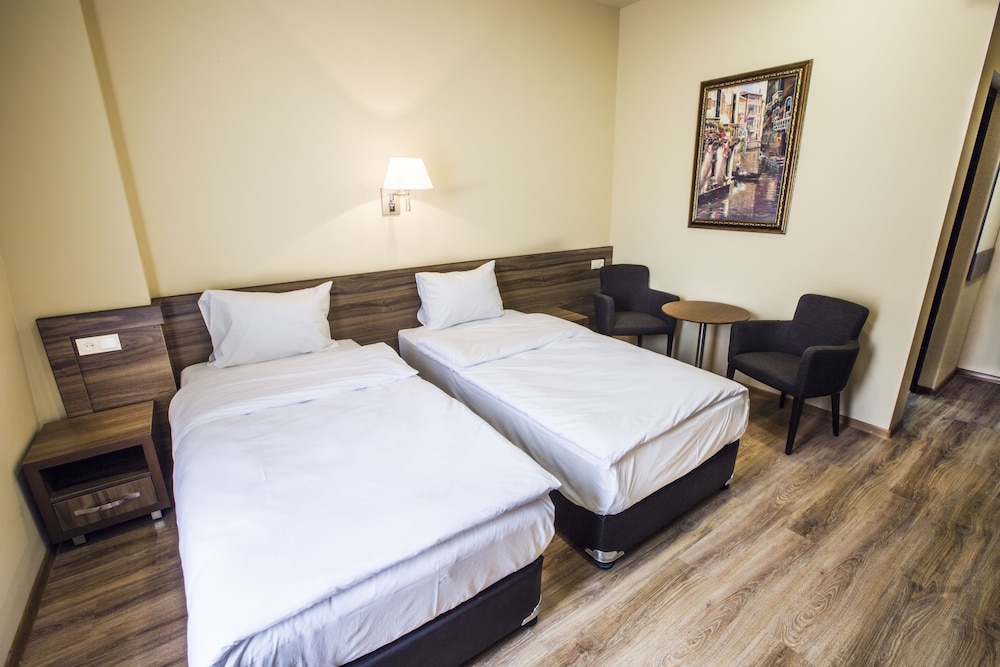 YEREVAN DELUXE HOTEL 21/61
