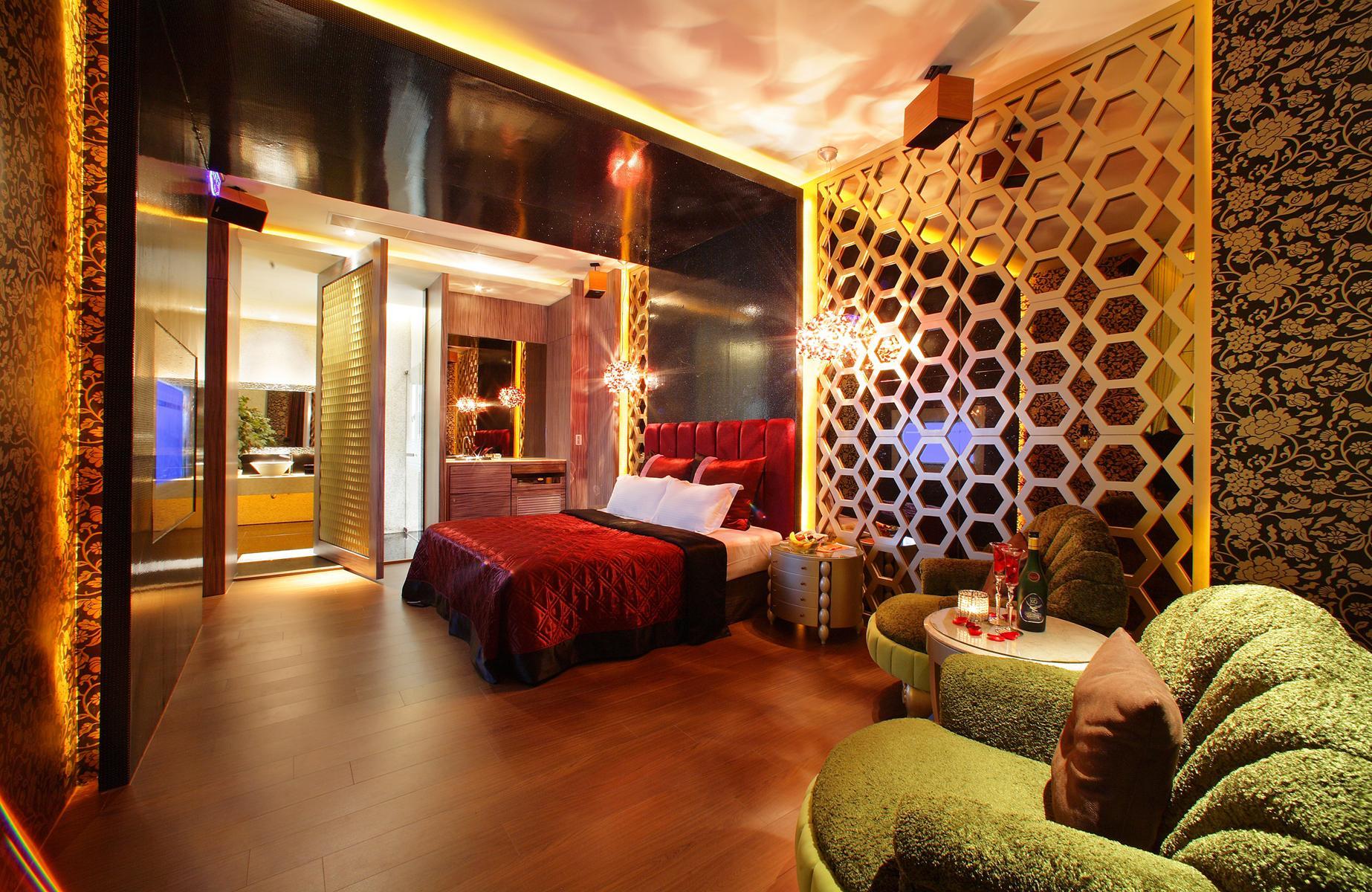 DELUXE, DOUBLE BED, BATHTUB