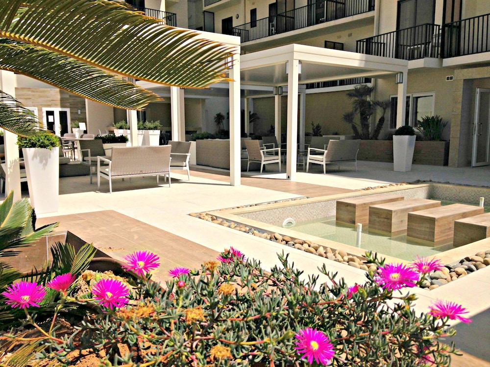 Santana Hotel 74/77