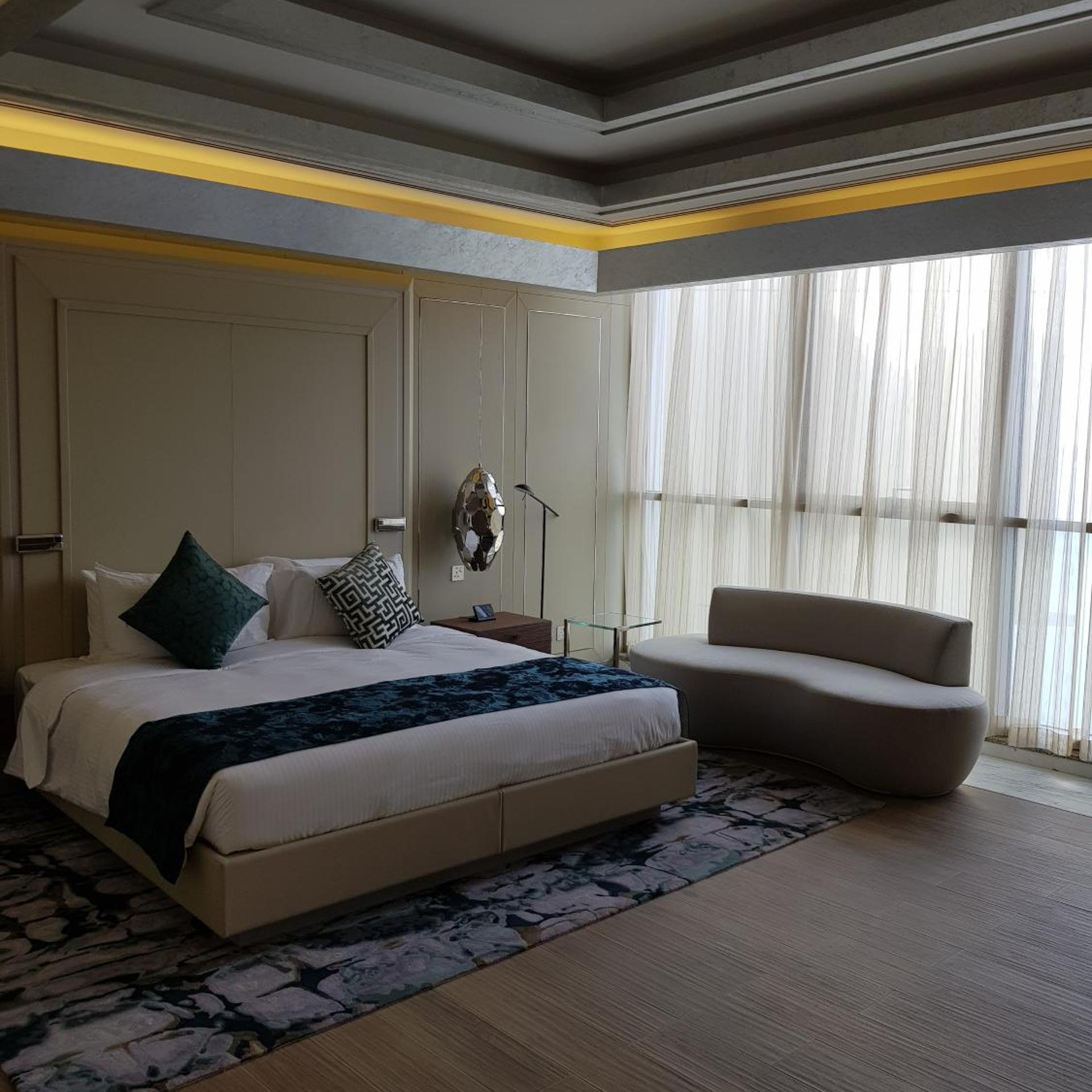 Royal, Suite