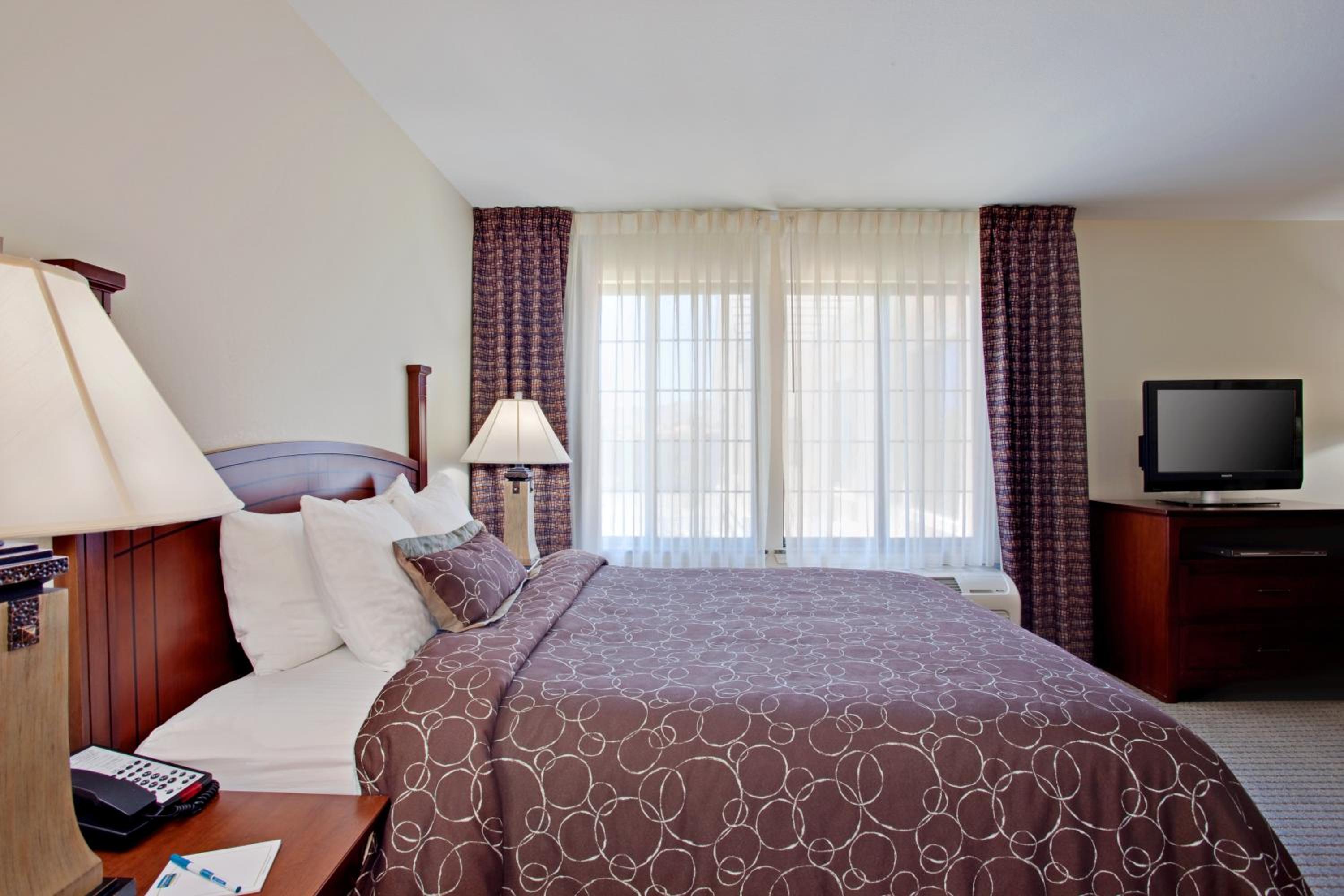 Studio, Queen Bed