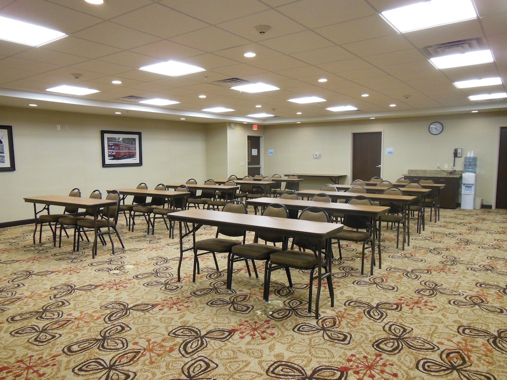 Holiday Inn Express Suites Washington Meadow Lands 62/70