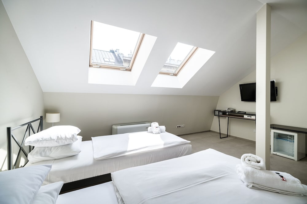 DELUXE, TWIN BEDS
