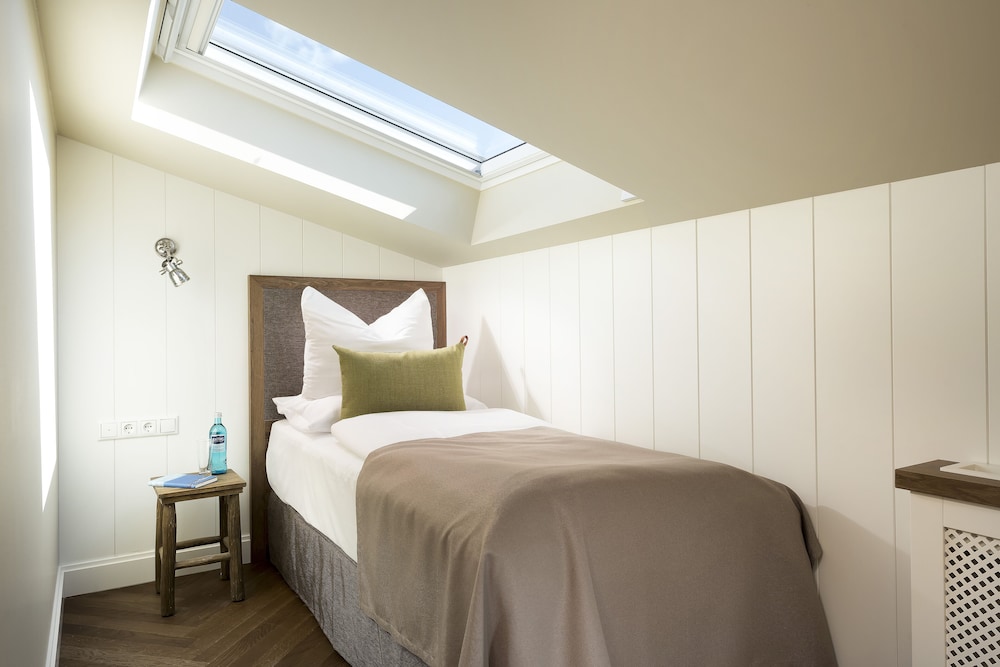 Loev Hotel Rugen 15/70