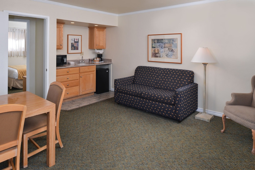 Edgewater Inn And Suites 62/76