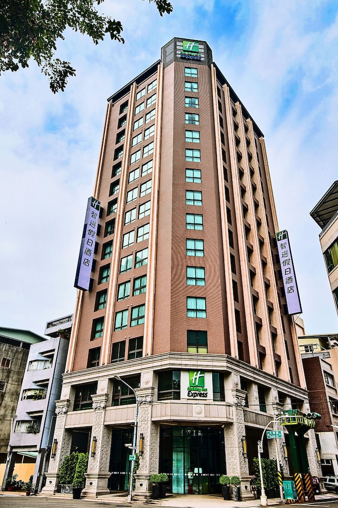 Holiday Inn Express Kaohsiung Love River 3/49