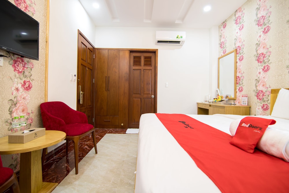 RedDoorz Plus near Tan Son Nhat airport 2 30/50