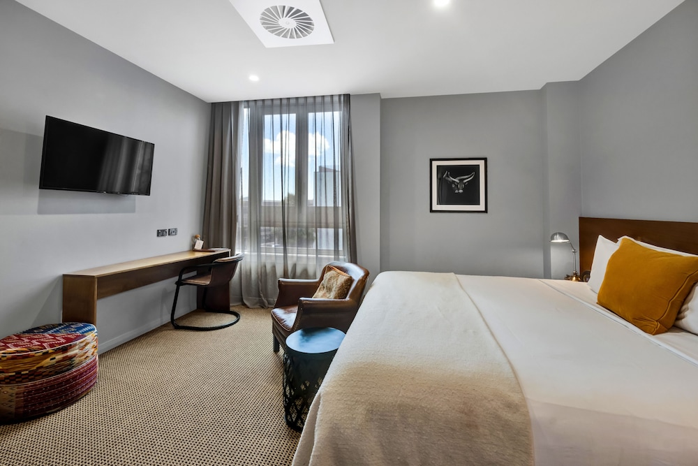 BUSINESS, SUITE