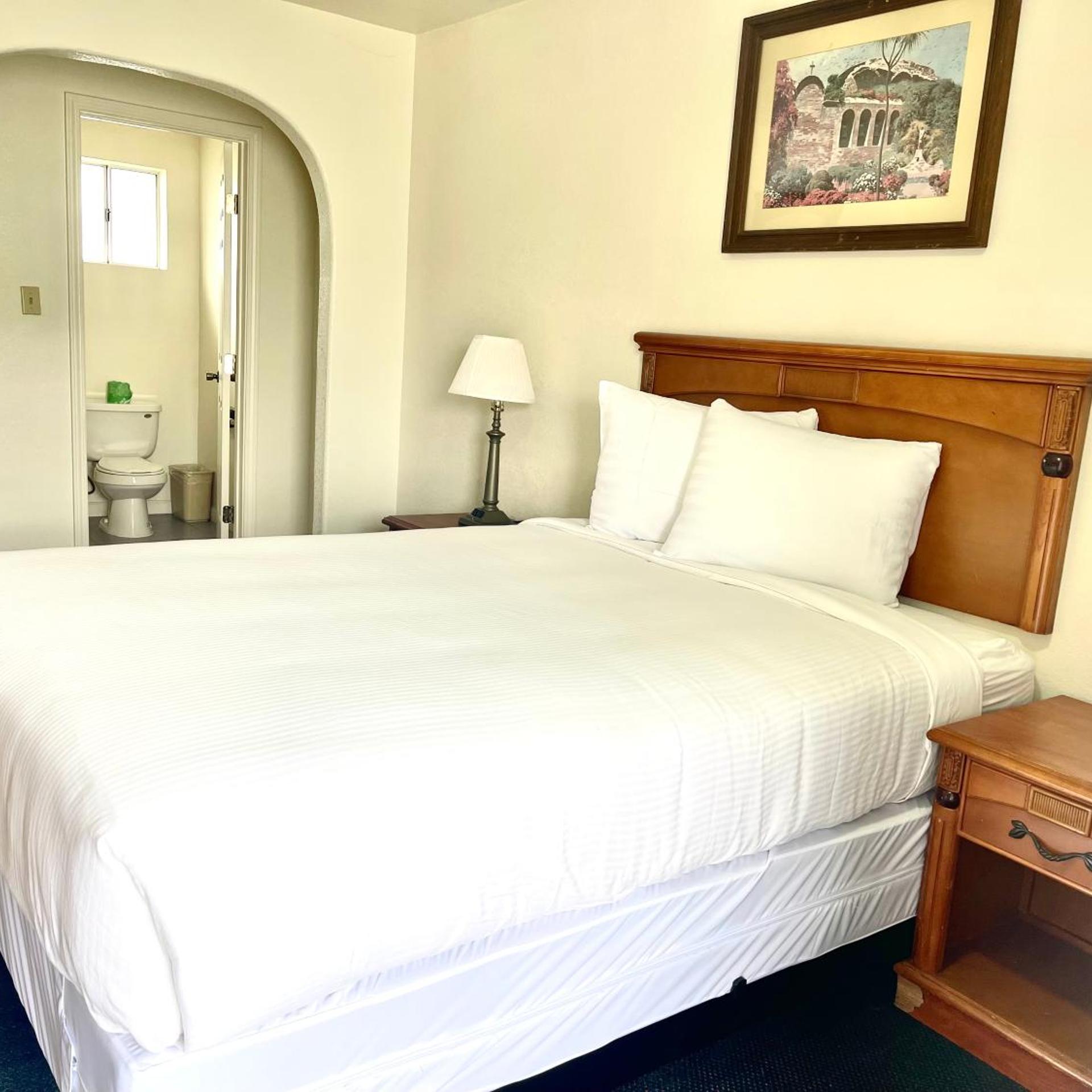 Deluxe Inn 7/25