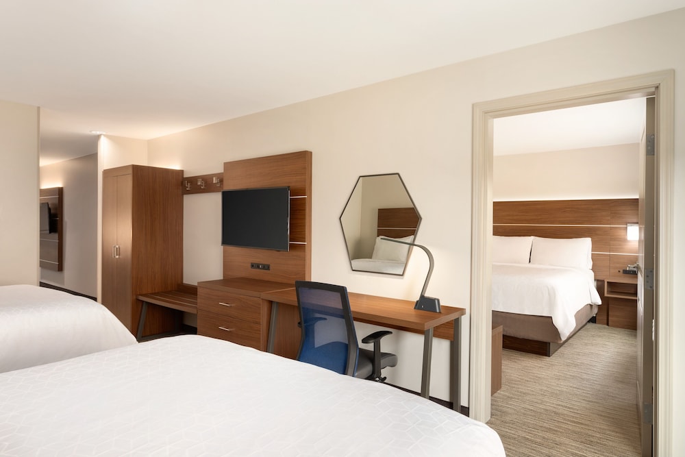 Holiday Inn Express Hotel Suites Searcy 14/50