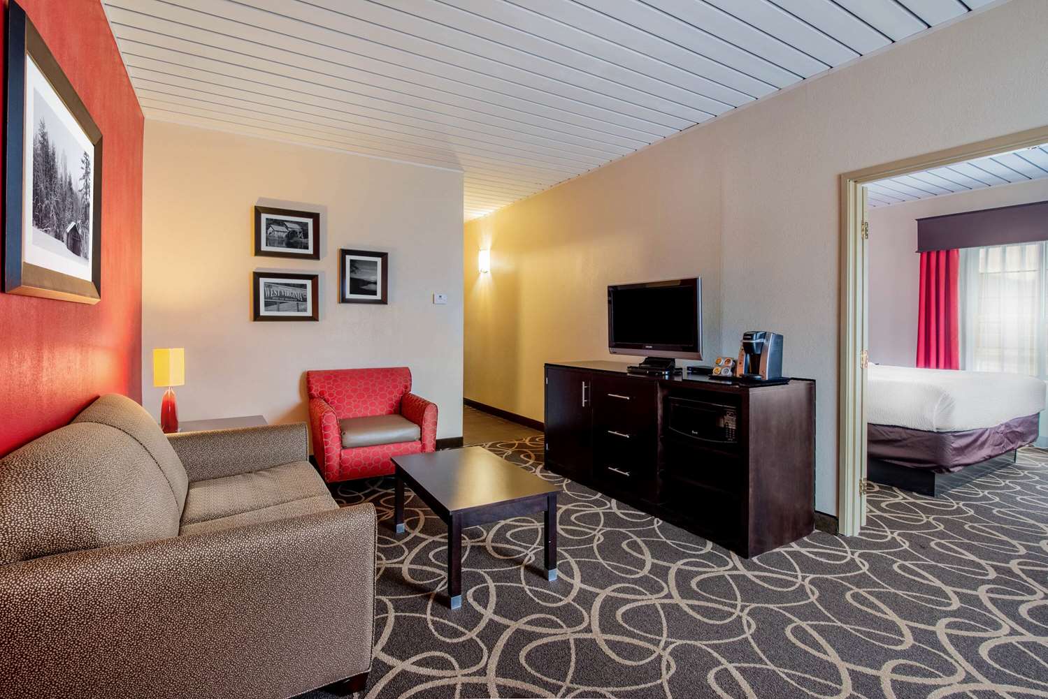 La Quinta Inn and Suites by Wyndham Elkview - Charleston NE 25/40