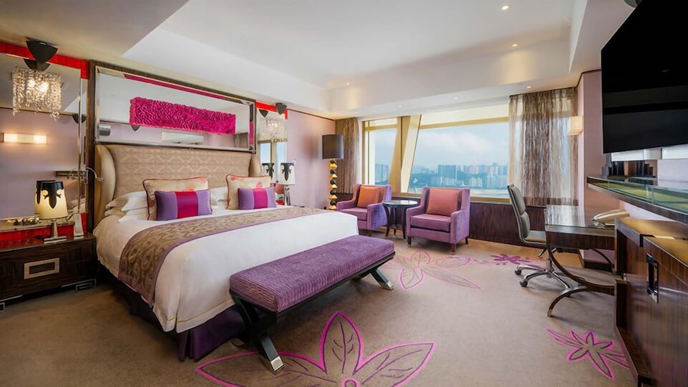 DELUXE, KING BED, LAKE VIEW