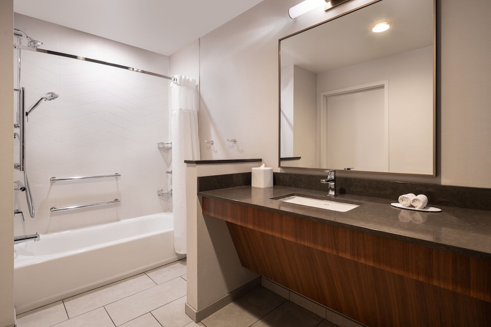 Fairfield Inn & Suites by Marriott Cleveland Tiedeman Road 25/26