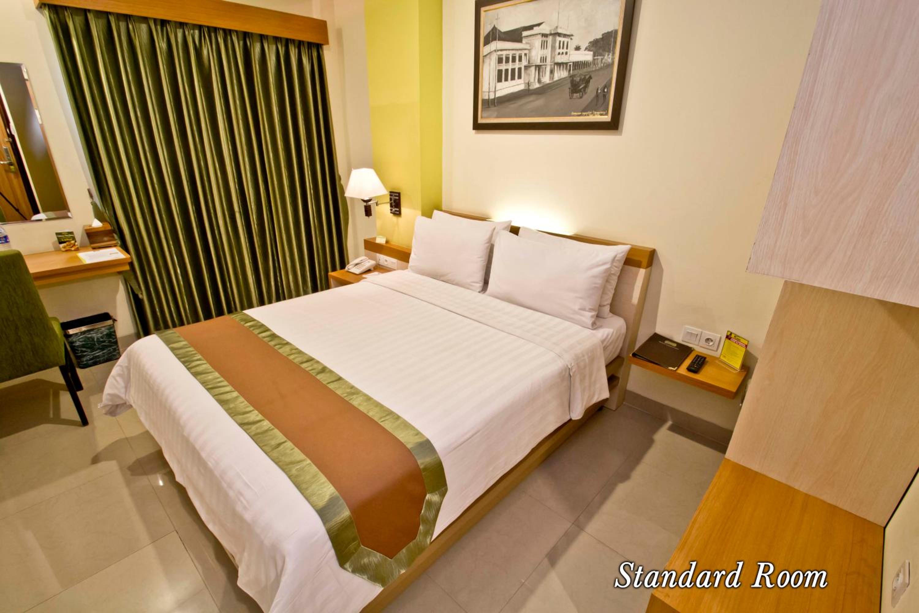 Standard, Queen Bed