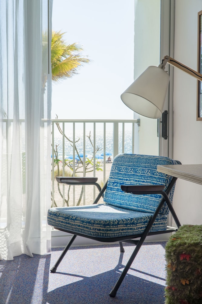 Plunge Beach Hotel 40/66