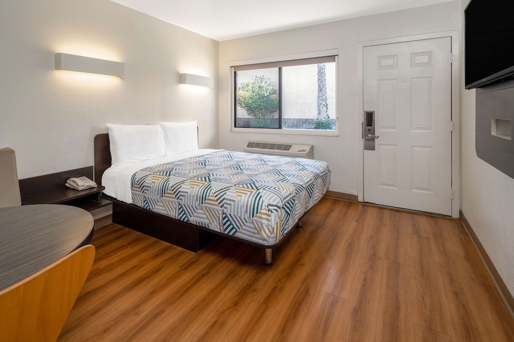 Motel6 Santa Barbara, CA - State Street 33/54