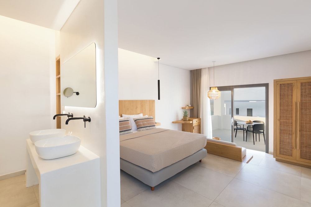 جناح ديلوكس بسرير كوين وسرير فردي بغرفة نوم واحدة بإطلالة جزئية على البحر