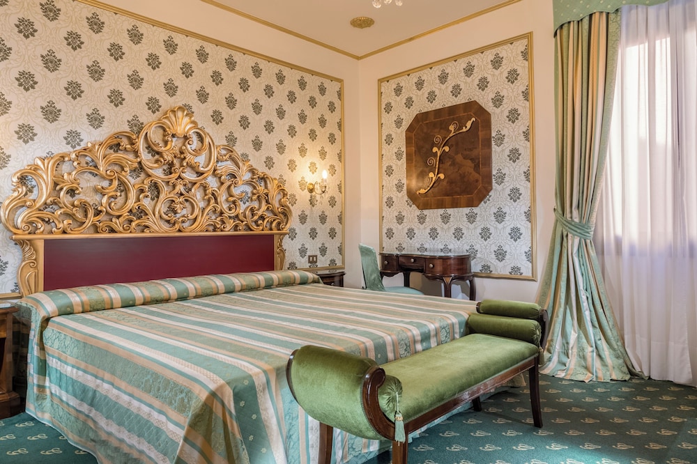 DELUXE, KING BED