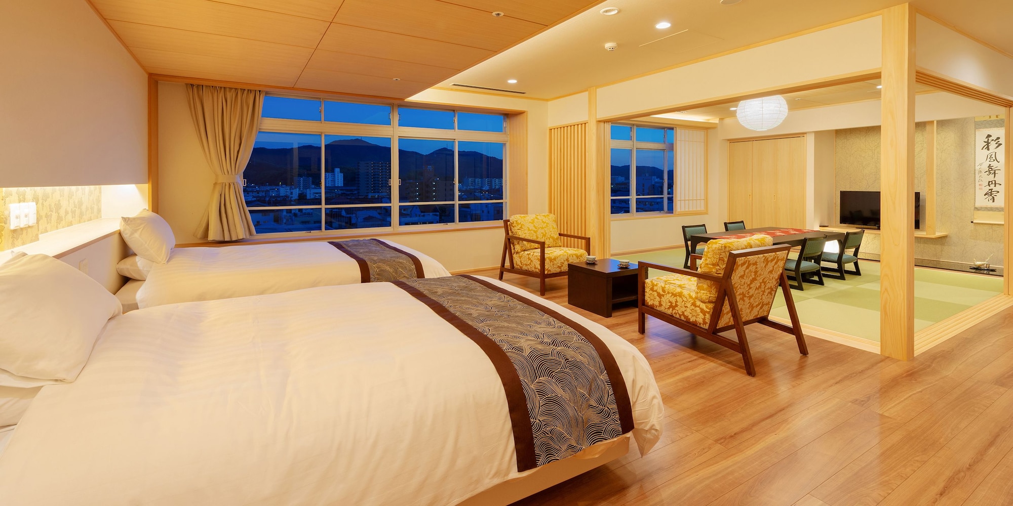 RENOVATED, JAPANESE, 5 FUTON BEDS, ACCESSIBLE