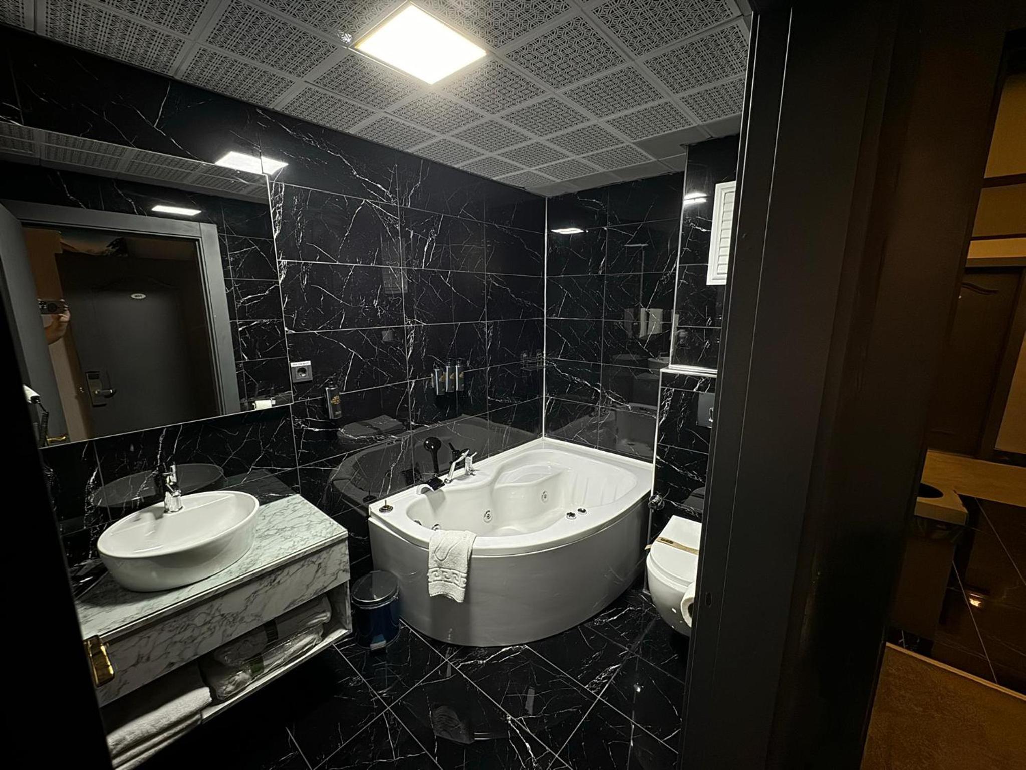 جناح، Royal Anka Hotel 7/10