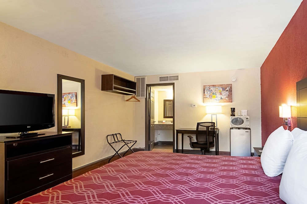 Econo Lodge Inn & Suites Clearwater Central 16/26