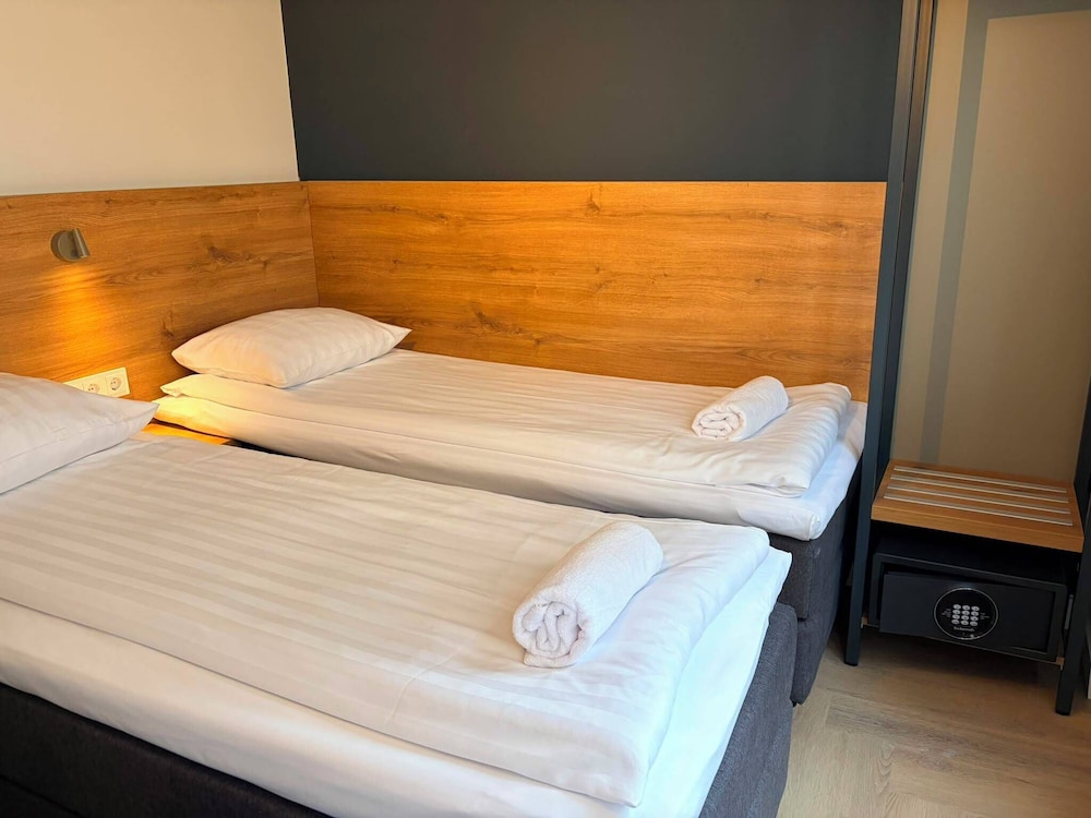 غرفة قياسية بسريرين منفصلين بحمام خاص، Continental Hotel 7/10