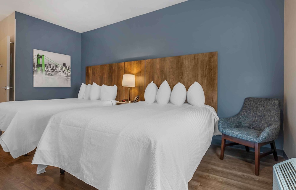 1 BEDROOM, SUITE, 2 DOUBLE BEDS, SOFA