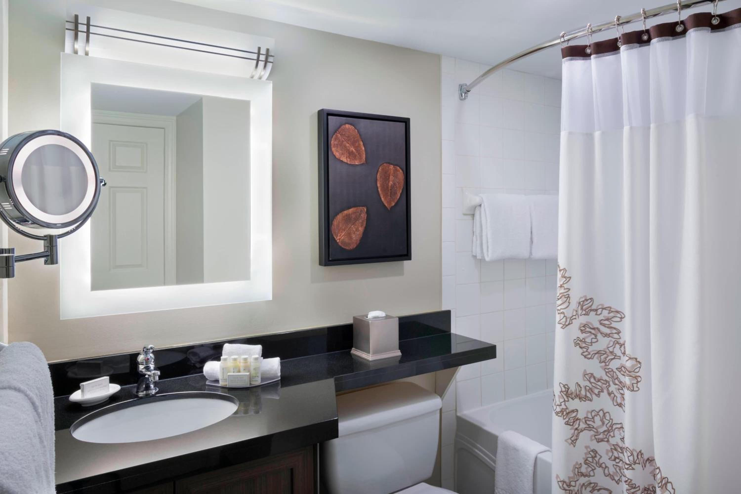 2 Bedrooms, Bi Level, Suite