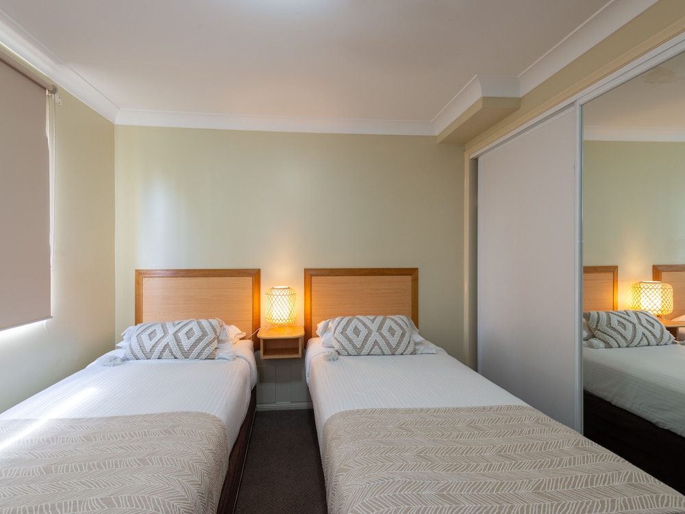 2 BEDROOMS, APARTMENT, QUEEN AND TWIN BEDS