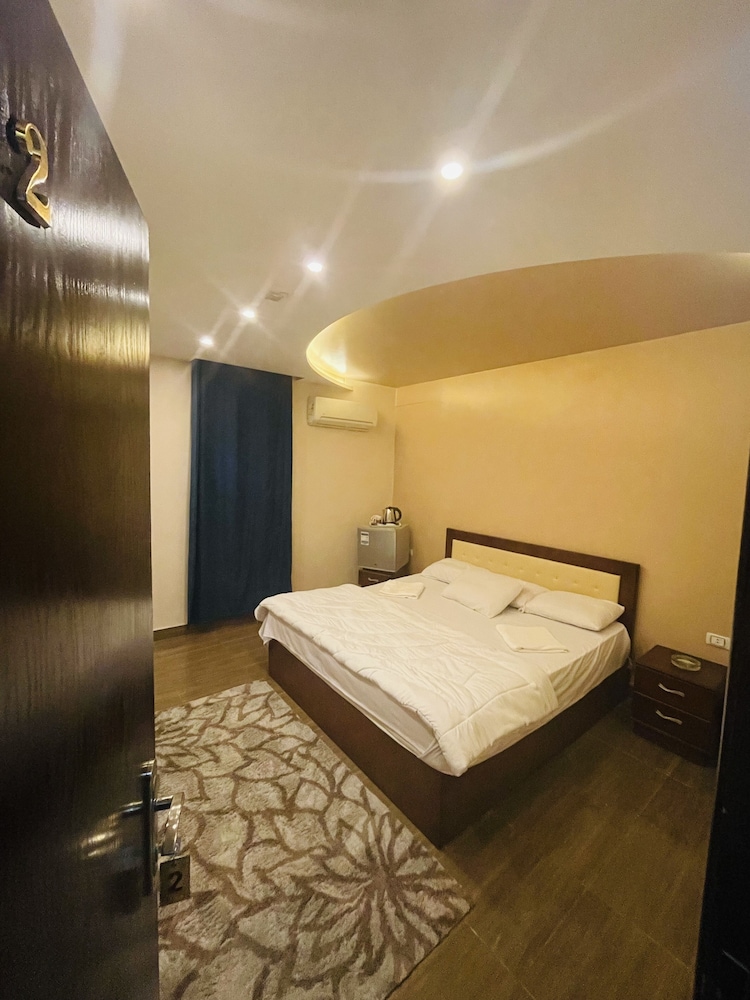 Three Giza Pyramids Inn 5/65
