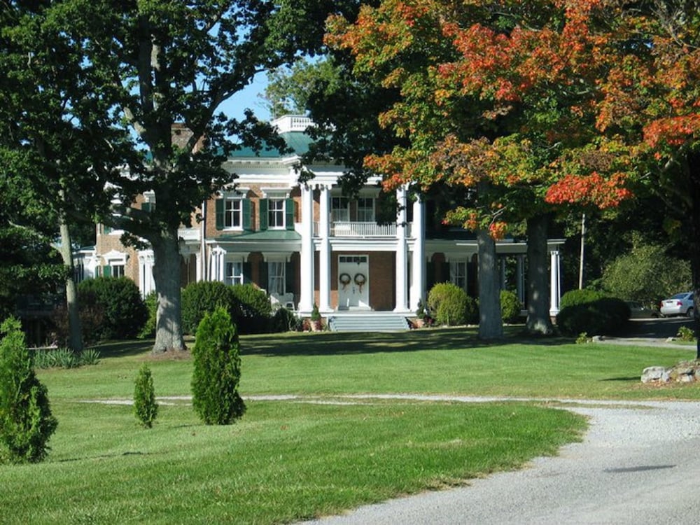 Rockwood Manor 64/71