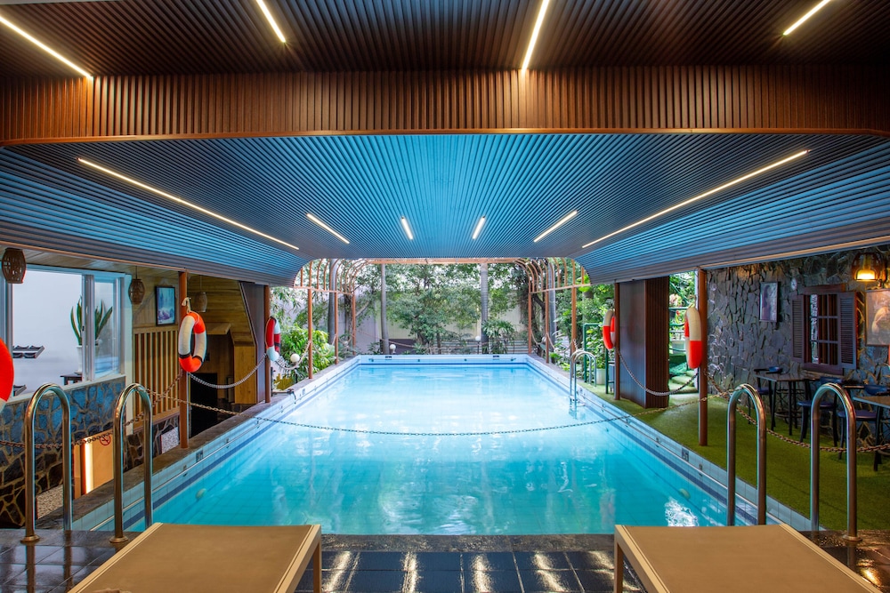 Royal Hotel Saigon 45/70
