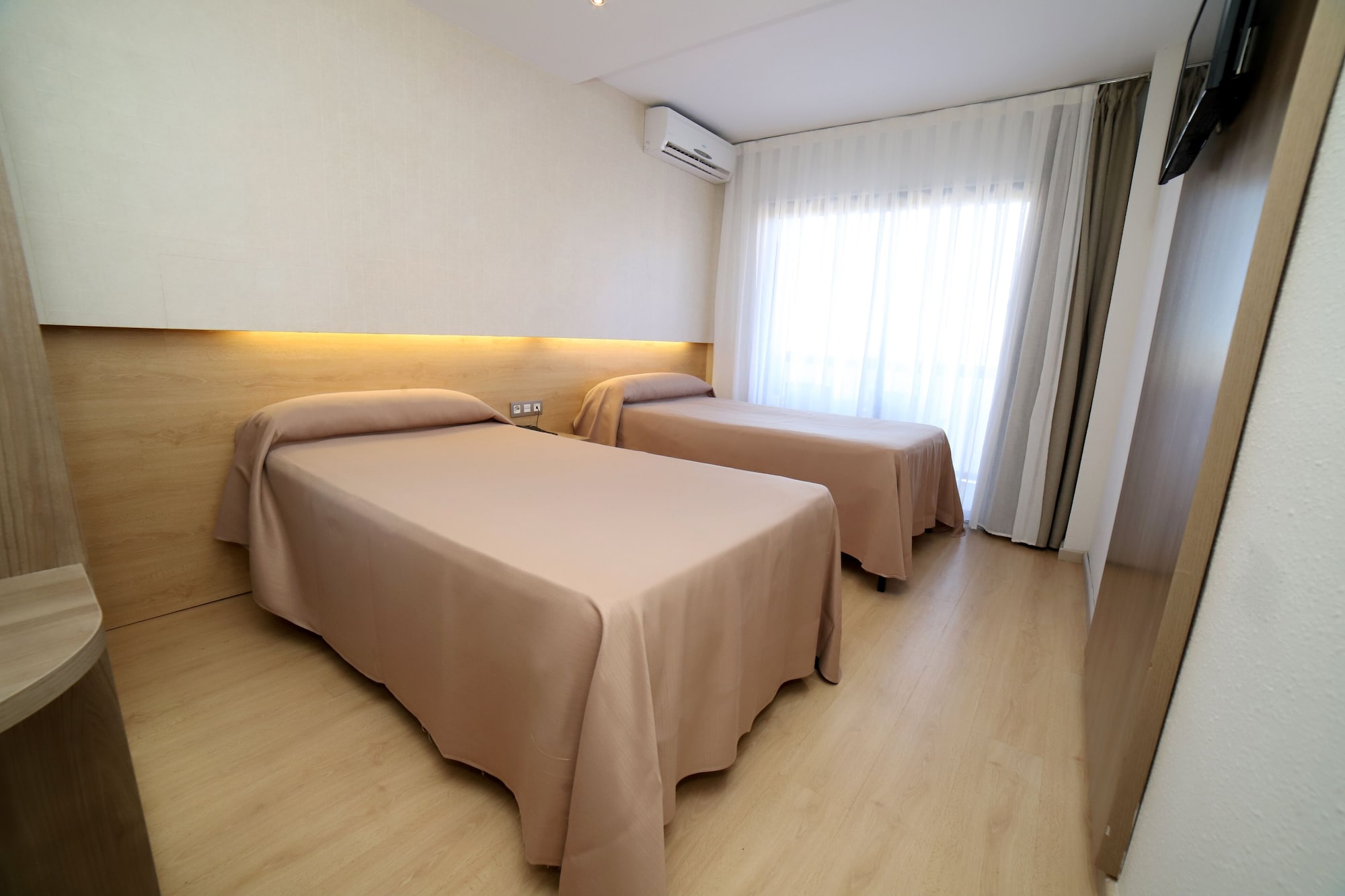 غرفة قياسية بفراش فوتون وسرير مزدوج وسرير فردي بشرفة، Eurosalou Hotel 5/10