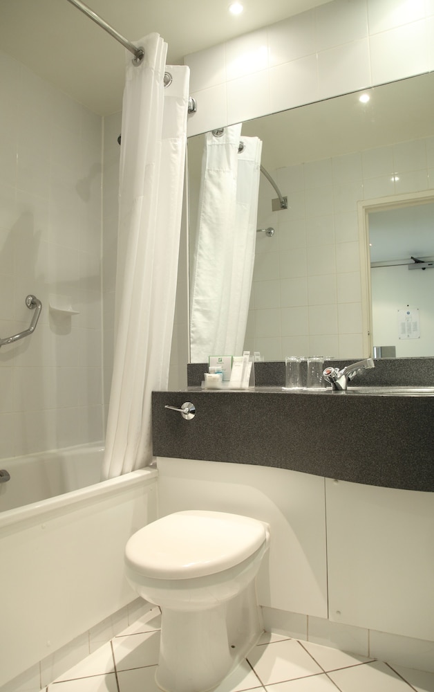 HOLIDAY INN CARDIFF CITY CENTRE 23/64