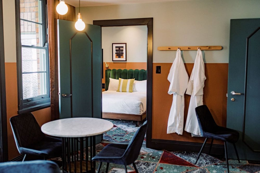 HOTEL STEYNE 47/50