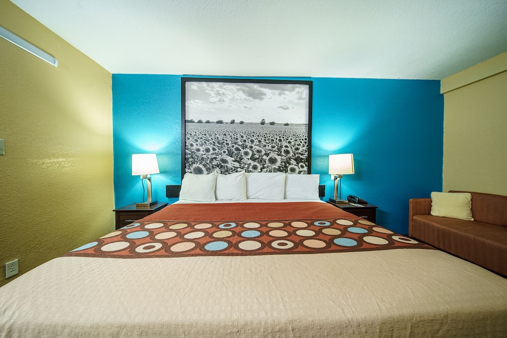Super 8 by Wyndham Wichita Airport 9/47