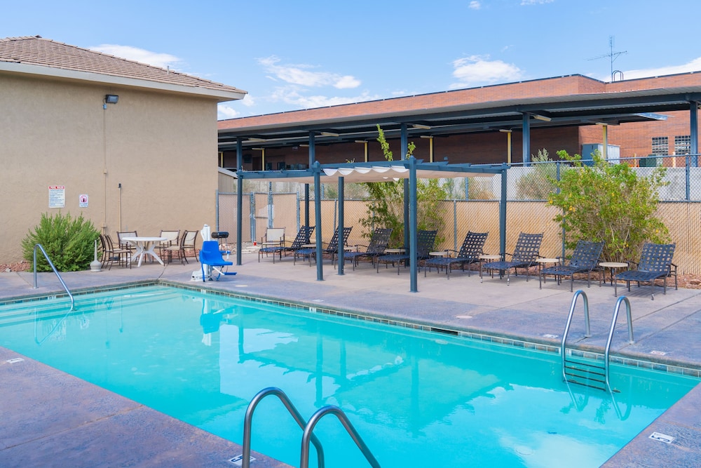 Days Inn by Wyndham Lake Havasu 5/36