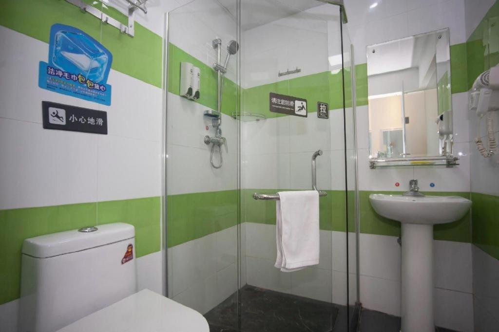 7 Days Inn (Guangzhou High-speed Railway Station Huijiang Metro Station) 35/37