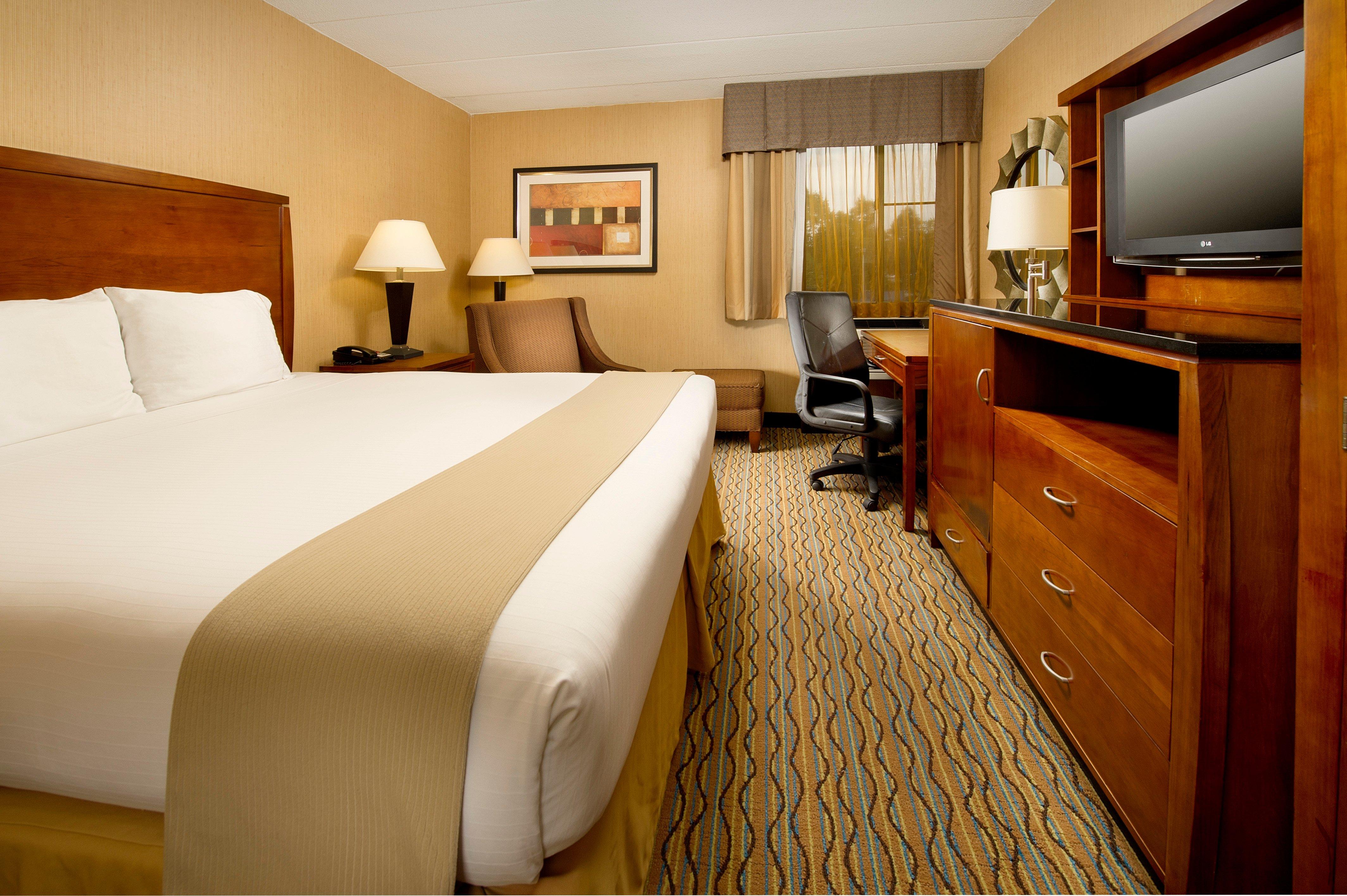 غرفة بسرير كينج، Holiday Inn Express Fairfax - Arlington Boulevard 3/7