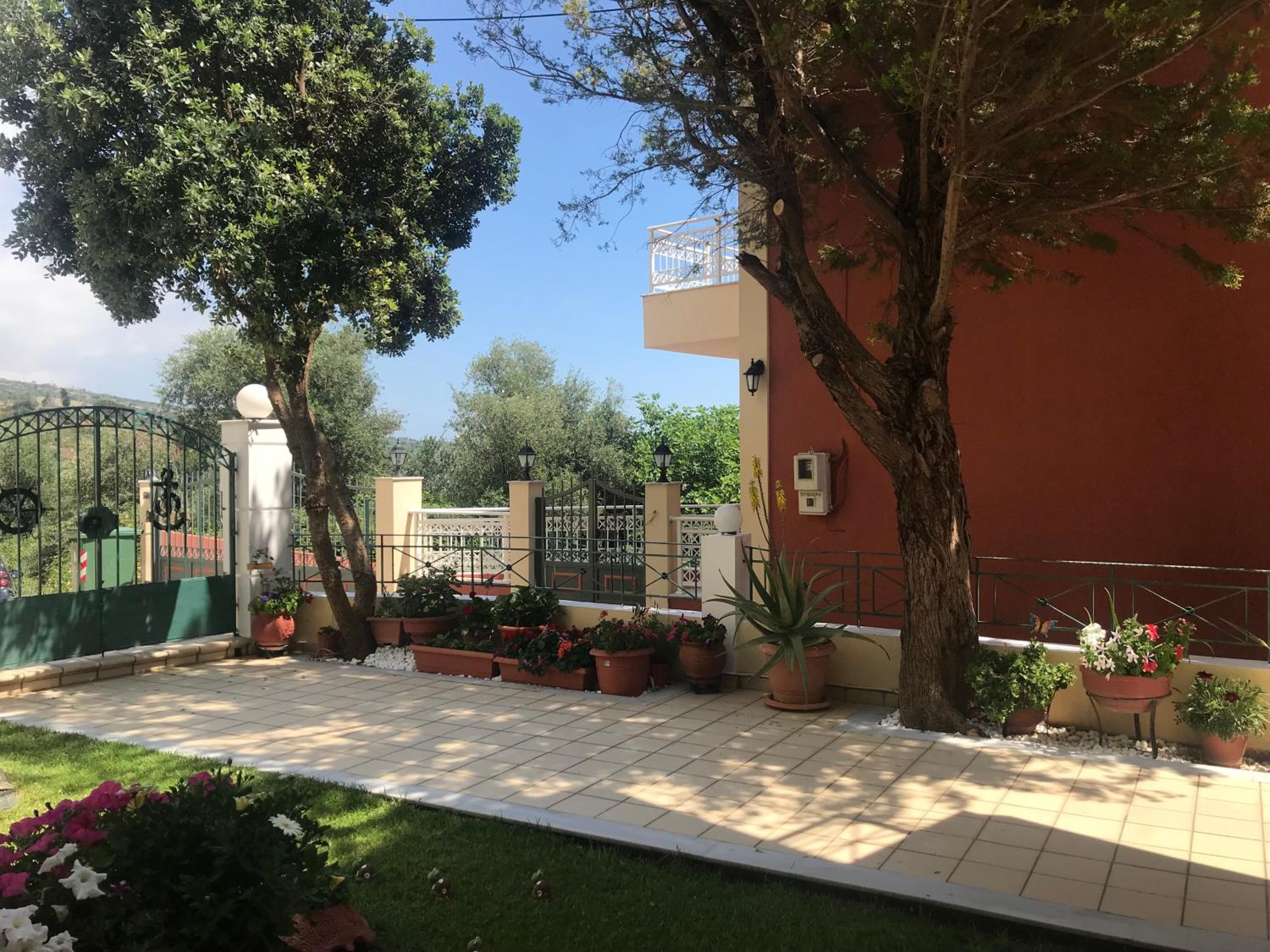 Naftilos Studios 47/54