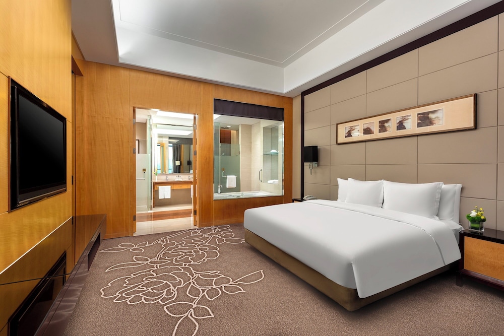 1 Bedroom, Suite, King Bed, River View, Dining Area, High Floor