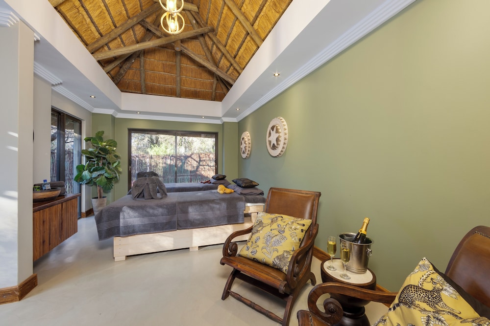 Black Rhino Game Lodge 12/69