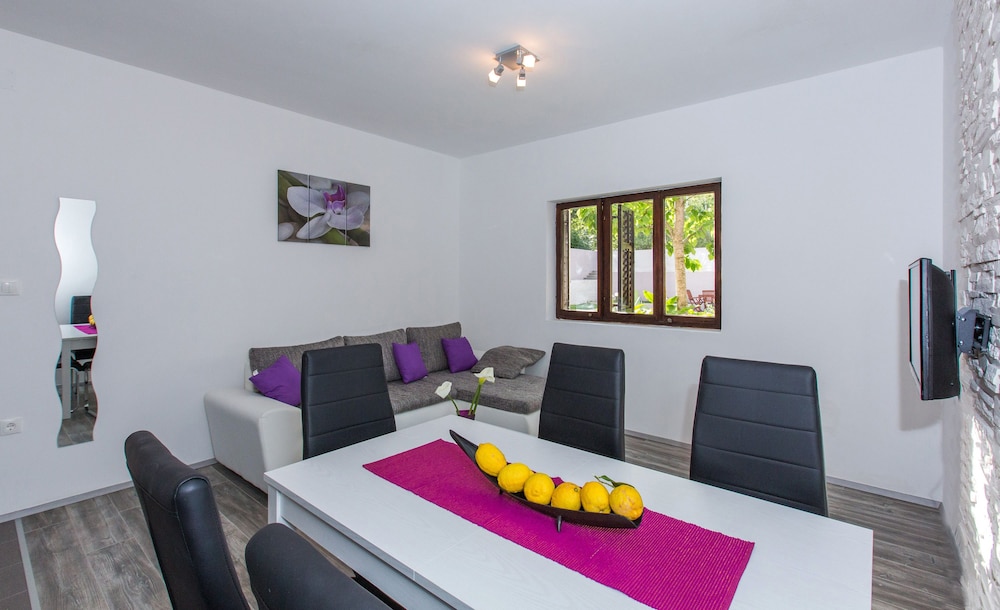 APARTMENTS VILLA ROZA 54/67