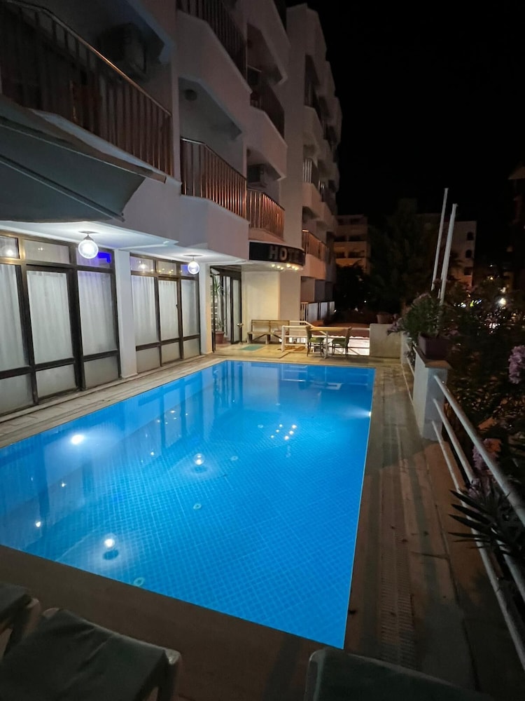 Kartel Hotel 29/50