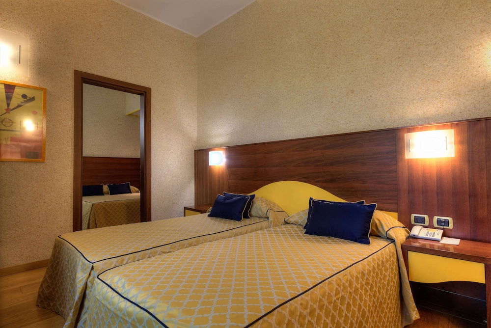 ROOM, TWIN BEDS