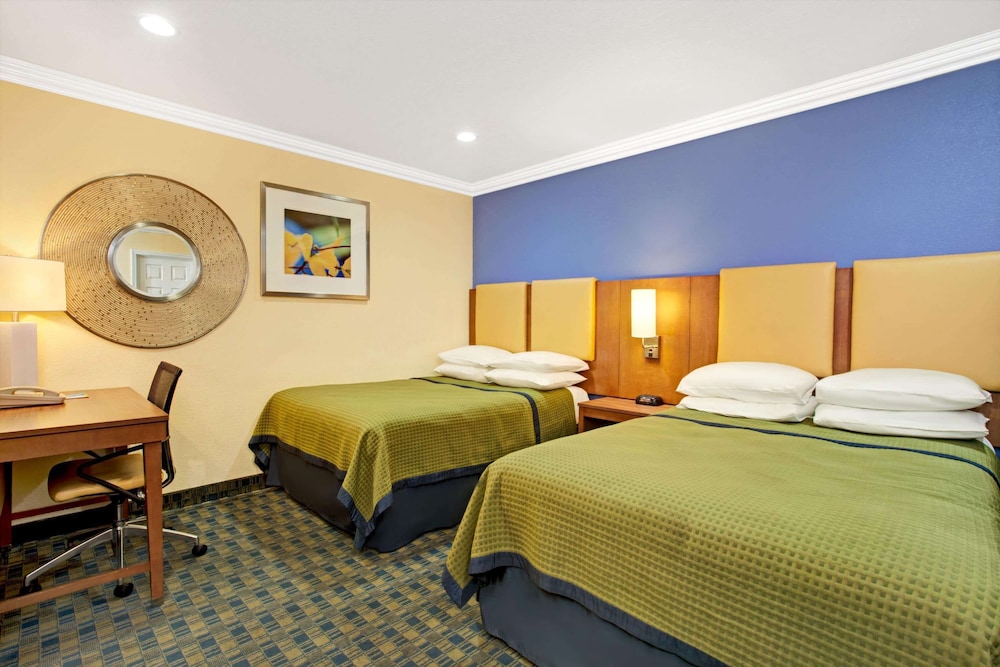 Days Inn by Wyndham San Francisco - Lombard 10/24