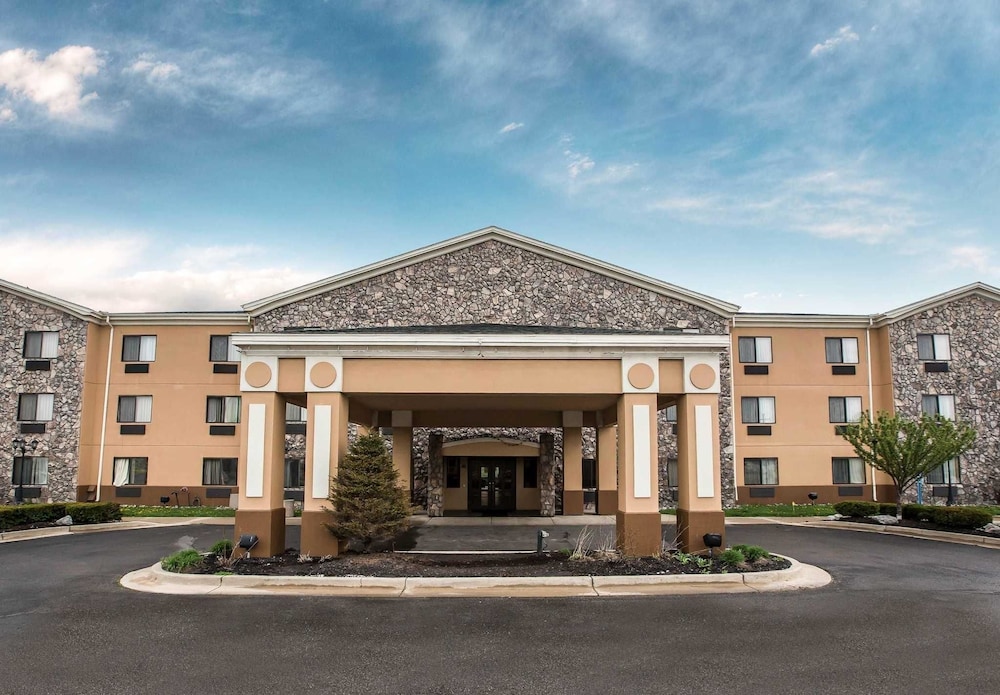 Econo Lodge Inn & Suites Monroe, MI 1/36