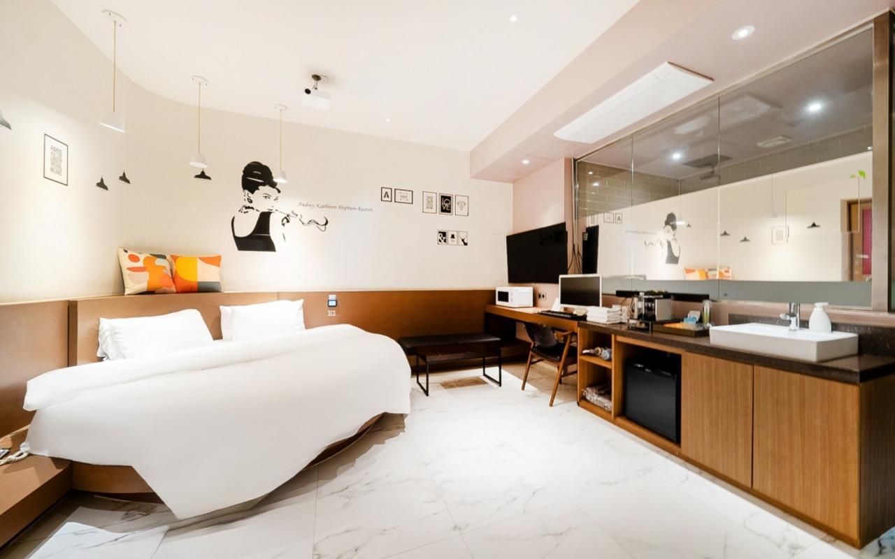 Avenue Nine Hotel 28/36